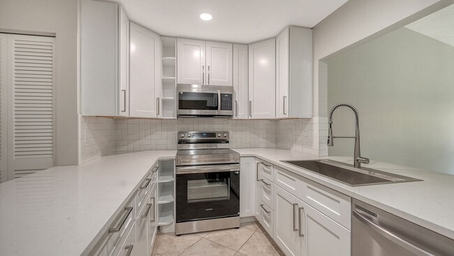 Building Photo - Renovated 2/2 Home with Garage in South Sarasota