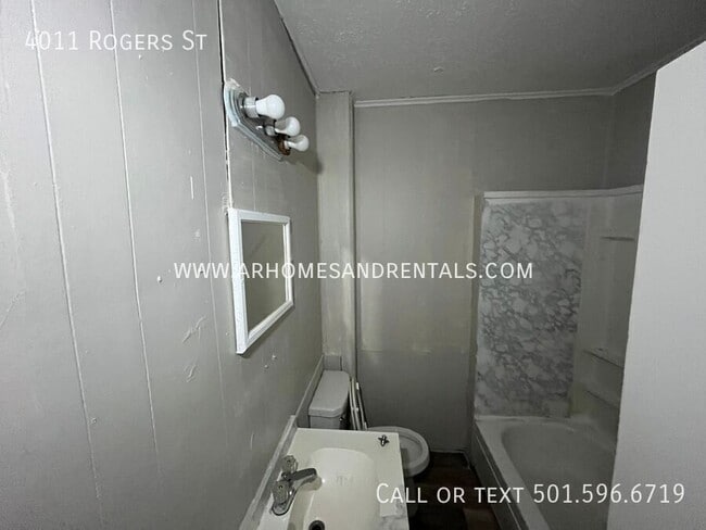 Building Photo - 4011 Rogers St
