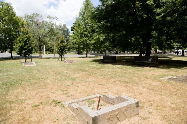 Building Photo - Spacious & Stylish Studio Apartment on W Diamond Street