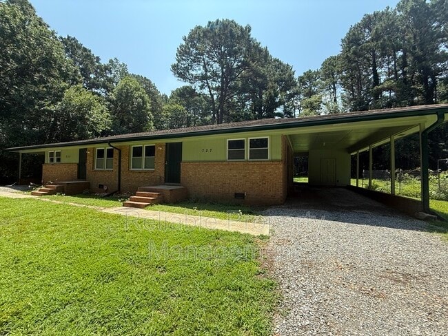 Primary Photo - 727 Locust Ln