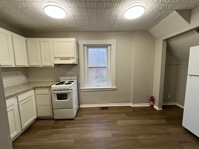 Building Photo - 212 W Lee St