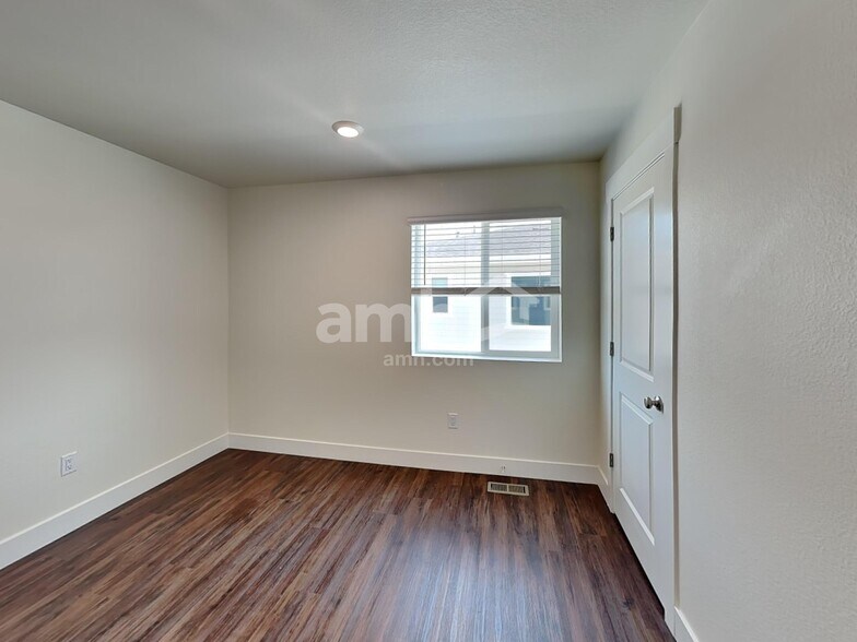 Building Photo - 804 S Oak St