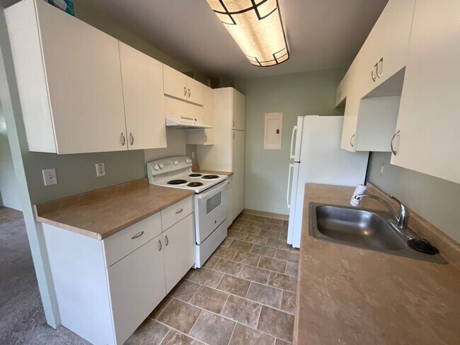 Building Photo - 625 Mananai Pl