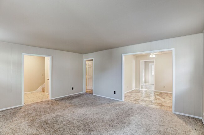 Building Photo - 4 Bedroom,2.5 Bath and 2 Car Garage Duplex with Fireplace and Prime Location Near Lake Hefner