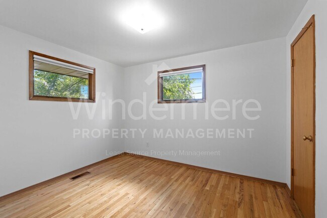 Building Photo - 902 E Rockwell Ave