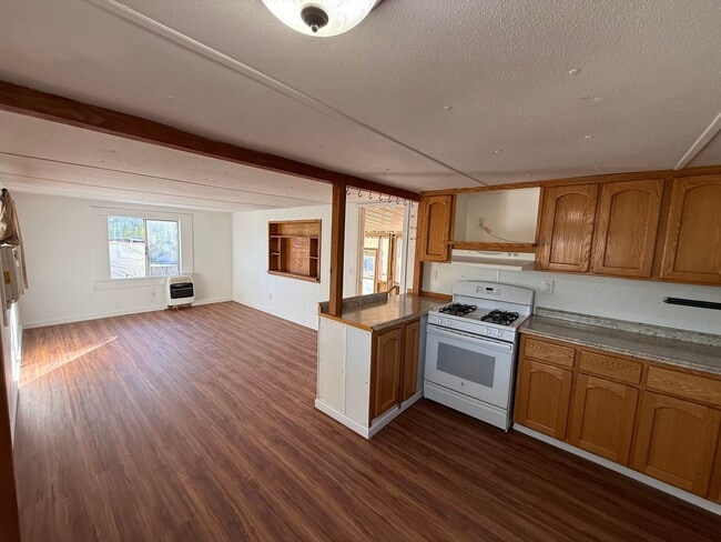 Building Photo - Cute 1.5 Bdrm w/ Toy Parking.