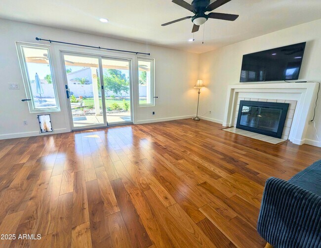 Building Photo - 242 S Sycamore Pl