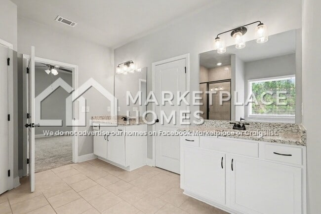 Building Photo - 90 Hawthorn Ln