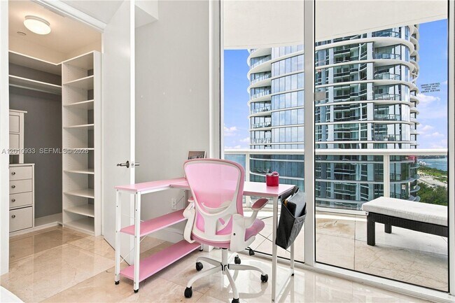 Building Photo - 15811 Collins Ave