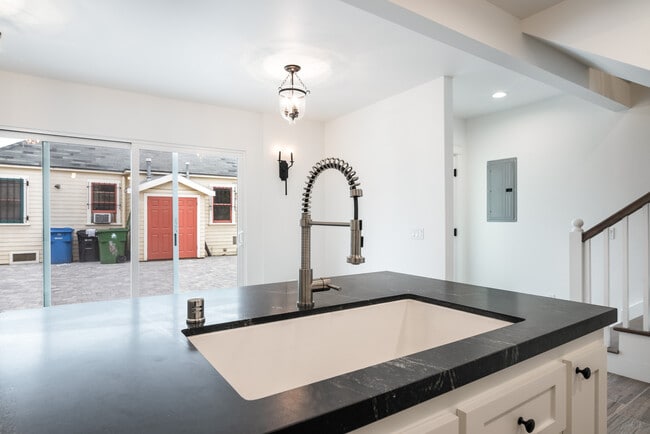 Building Photo - 1233 N Gower St