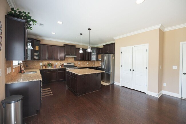 Building Photo - Spacious stunning 5-Bedroom 4 bathroom Home in a Desirable Neighborhood in Summerfield NC