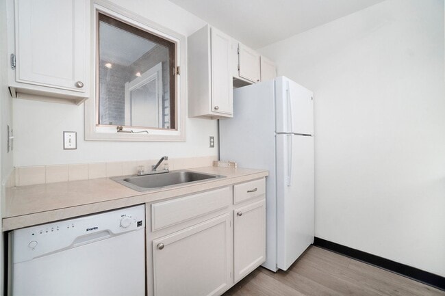 Building Photo - Spacious 2BR/1BA Condo in Central Fort Collins – Available Now!