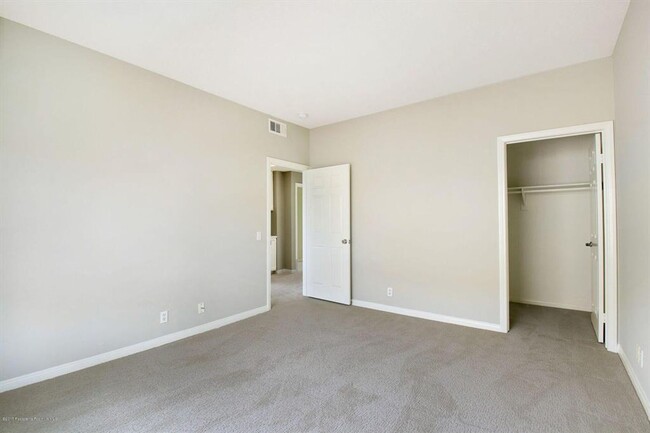 Building Photo - Spacious renovated townhouse in Arcadia fo...