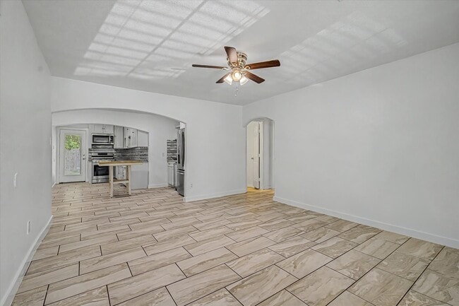 Building Photo - 8159 Glenhollow Dr