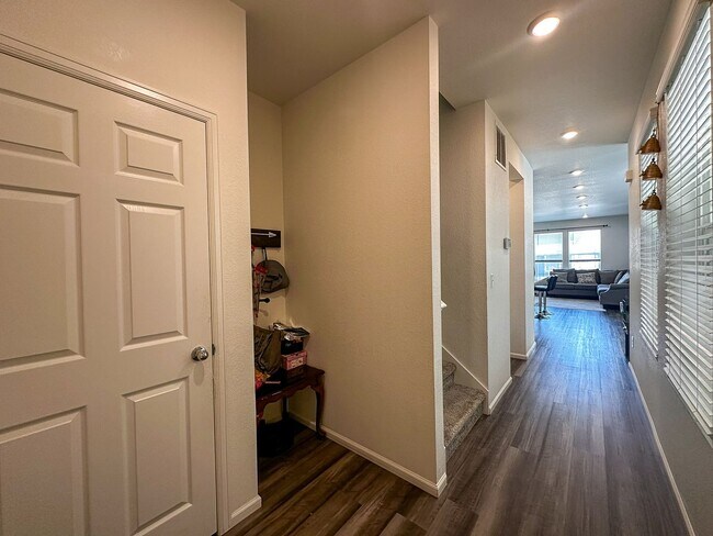 Building Photo - NEARLY NEW 3-bed Paired Home in Senderos Creek community!