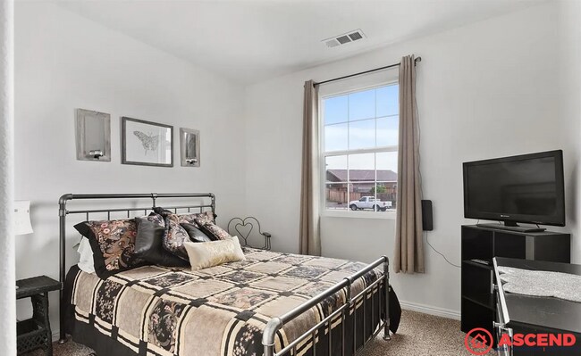 Building Photo - Spacious 3BD/2BA Home in Bakersfield's 93313 — Fully Equipped, Garage & Small Pets Welcome!