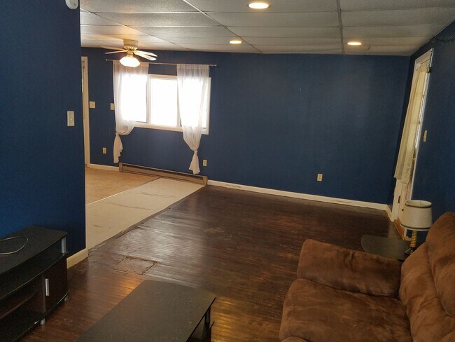 Building Photo - 118 Main St