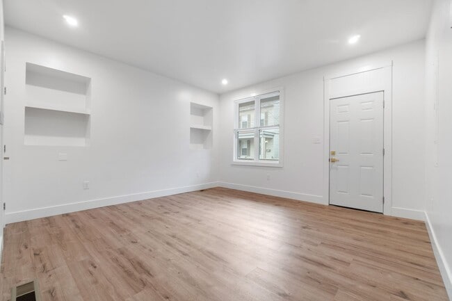 Building Photo - Beautifully renovated 4 bed, 2.5 bath, loc...