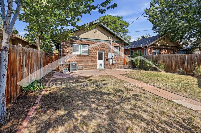 Building Photo - Spacious Home with Central AC and Washer/Dryer