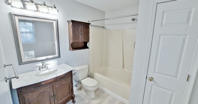 Building Photo - 3 Bed / 3 Bath Single Family Home