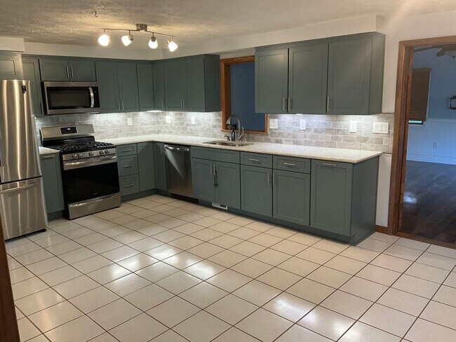 Building Photo - Spacious 3bed 3 bath Split-Level in Bethel Park – Updated Interiors & Private Backyard Oasis