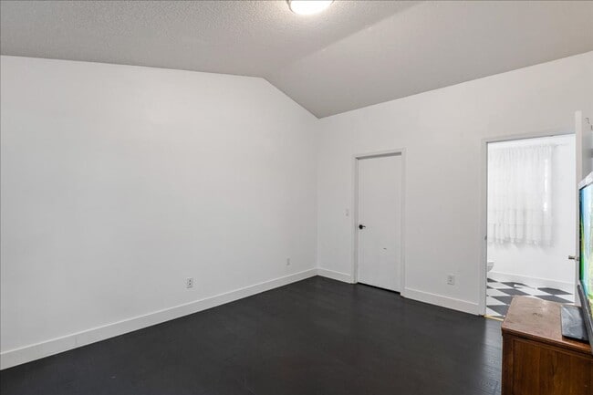Building Photo - Versatile 4-Bedroom Corner Condo with Main...