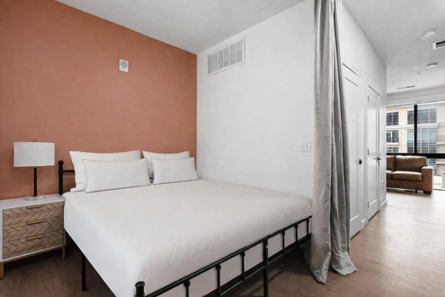 Building Photo - 330 E Vermont St