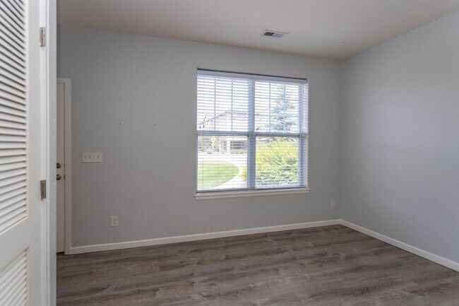 Building Photo - Downtown Living with Style & Views!