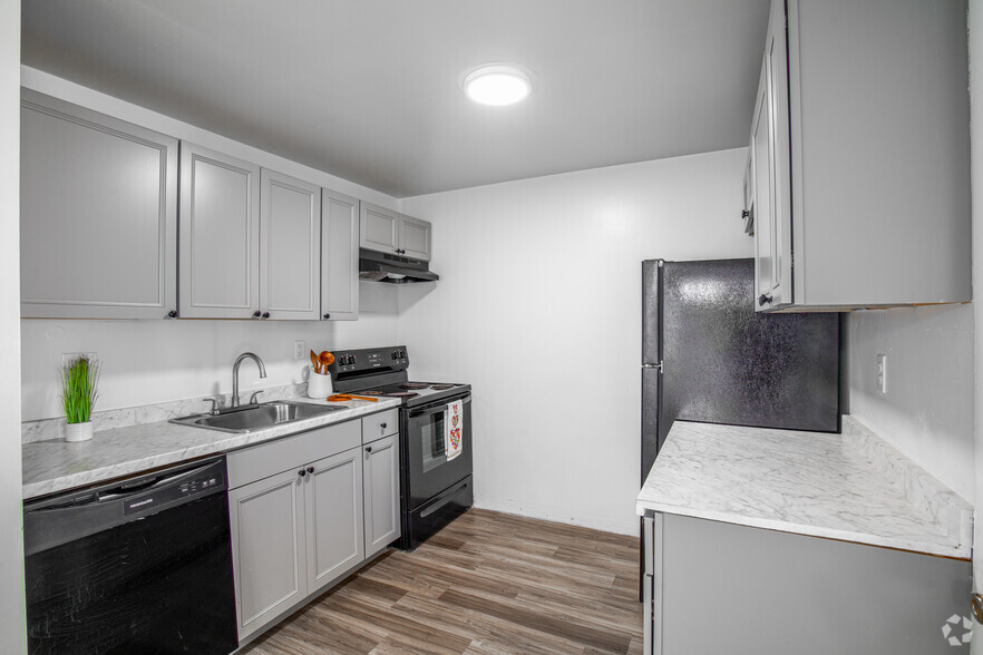 2BR, 1BA - 925SF - Kitchen - Patricia Court Apartments