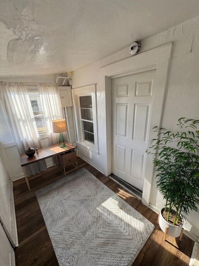 Building Photo - 6th St