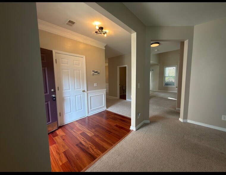 Building Photo - 1570 Valley Club Dr
