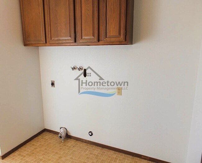 Building Photo - Spacious 4 Bedroom Home with Fenced Backyard & Garage