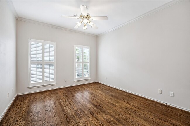 Building Photo - 1811 Devonshire Crescent