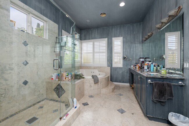 Building Photo - Expansive estate style home - 5 minute drive to SDSU!