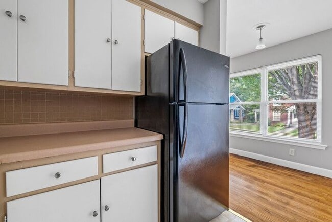 Building Photo - Adorable Duplex in the UNCG Area, Hardwood...
