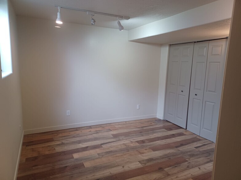 Building Photo - 705 Canyon View Drive