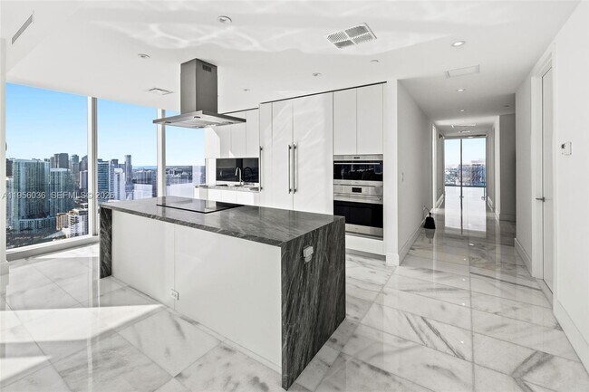 Building Photo - 700 NE 26th Terrace