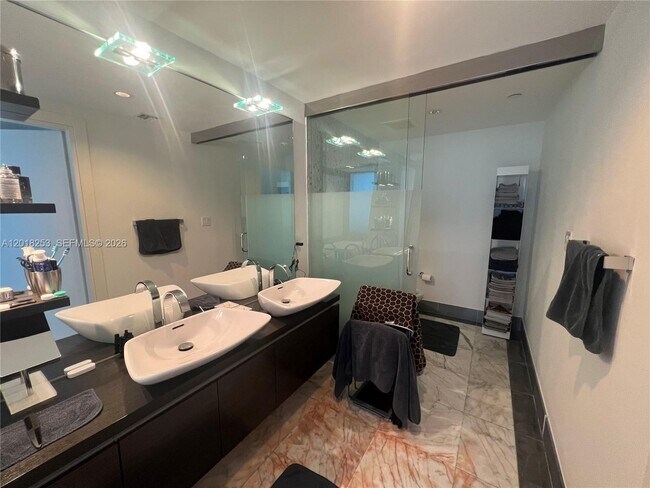 Building Photo - 200 Biscayne Blvd Way