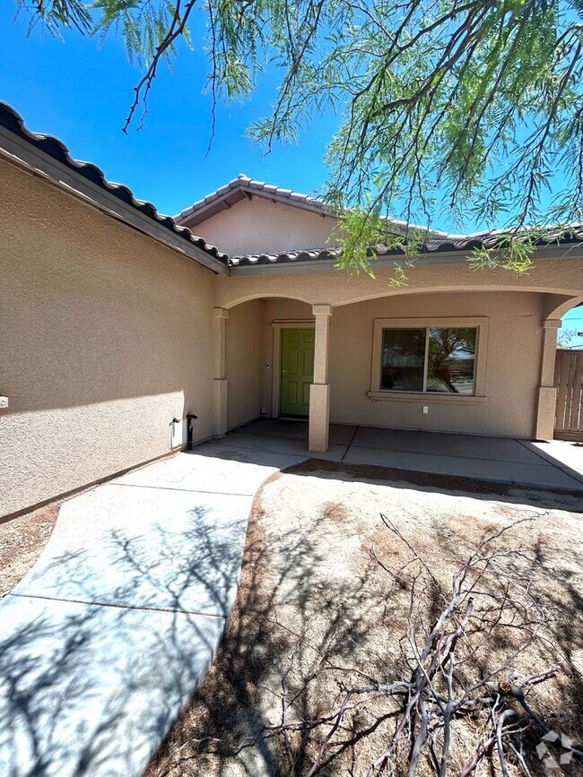 Building Photo - 4 Bedroom / 2 Bathroom efficient home