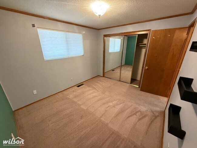 Building Photo - Spacious 4-Bedroom Yakima Home with Hot Tu...