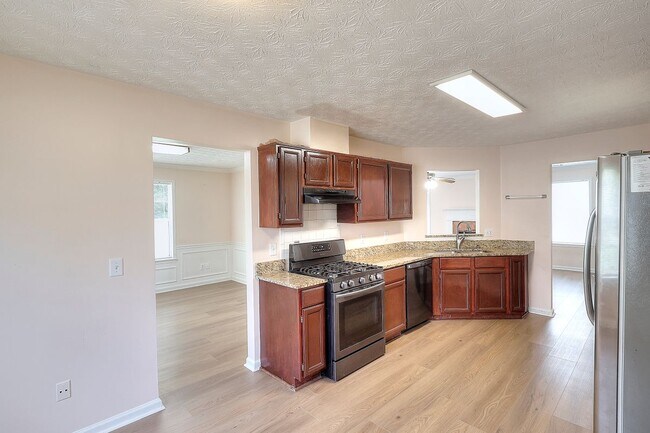 Building Photo - 665 Walnut Creek Dr NW