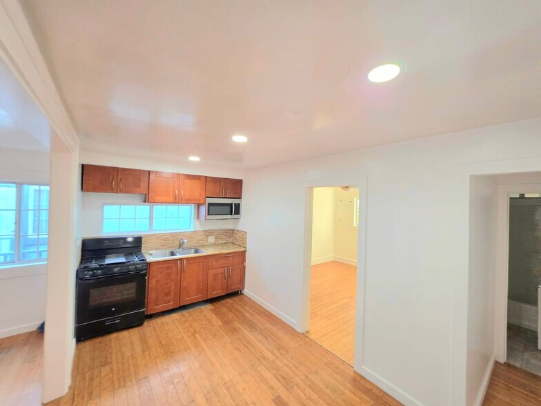 Building Photo - 1361 W Vernon Ave