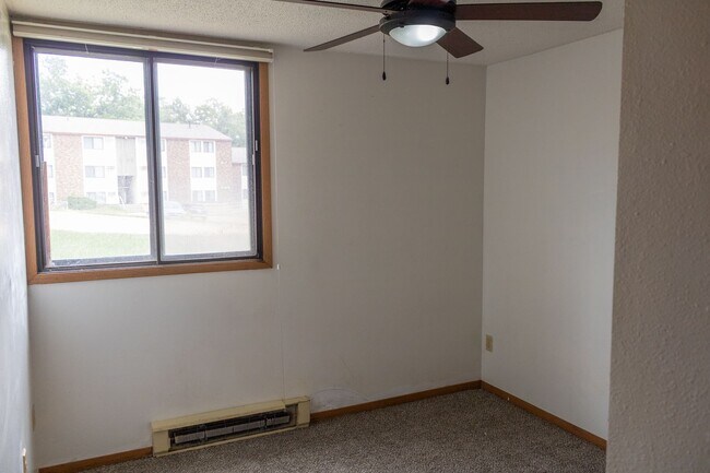 Building Photo - $1,025 | 2 Bedroom, 1 Bathroom Apartment |...