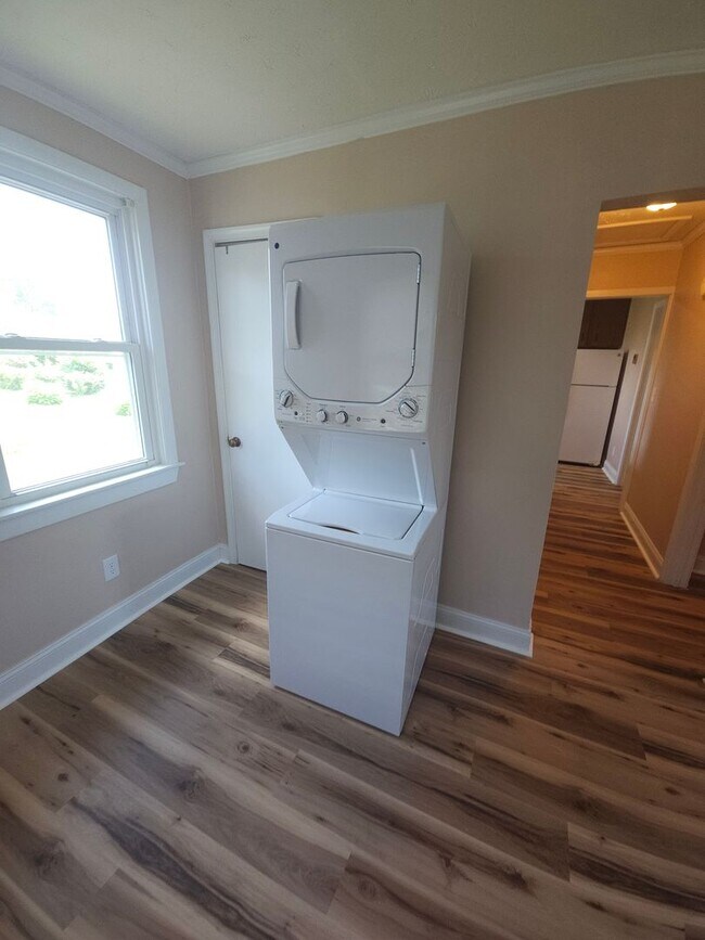 Building Photo - Newly Remodeled Cottage near downtown, walk to Kardinal Hall, Sticks & Health Food Store!