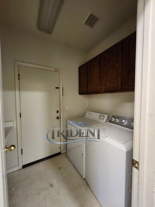 Building Photo - 3 bedroom, 2 bath house