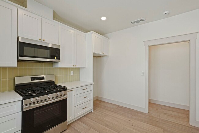 Building Photo - Beautifully updated 2/1 in North Oak Park! Located Close to UC Davis Med Center + MgGeorge Law Sc...