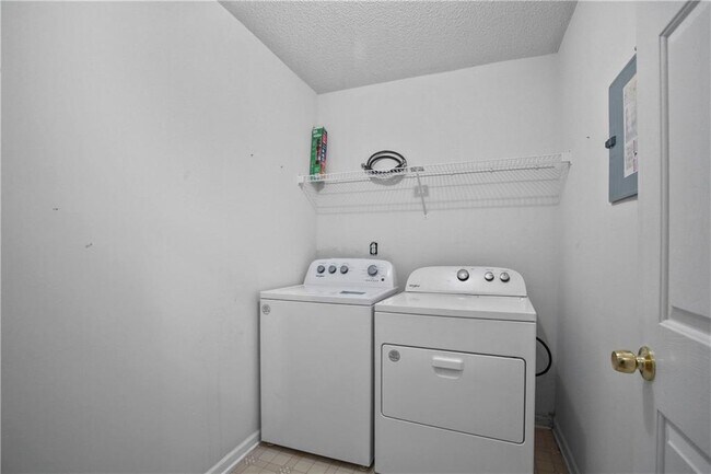Building Photo - 2224 Eagles Nest Cir