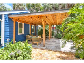 Building Photo - Renovated 1/1 Apartment in Downtown Sarasota