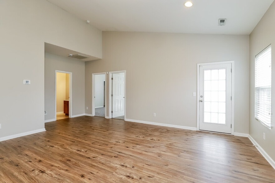 Building Photo - 2 Red Brush Ct