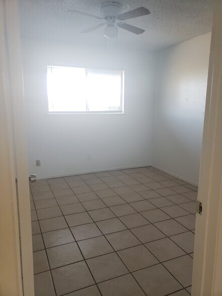 Bedroom - 6222 S Elm Ave